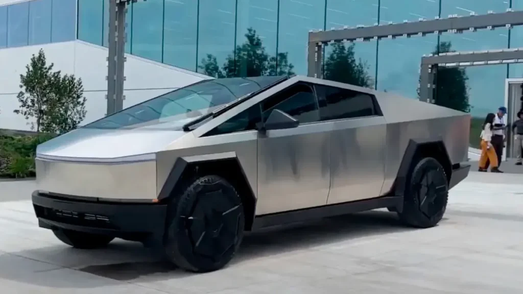 Tesla Cybertruck постачатиметься у двох моделях