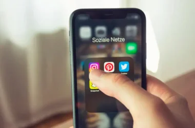 How to delete account in Twitter on smartphone app