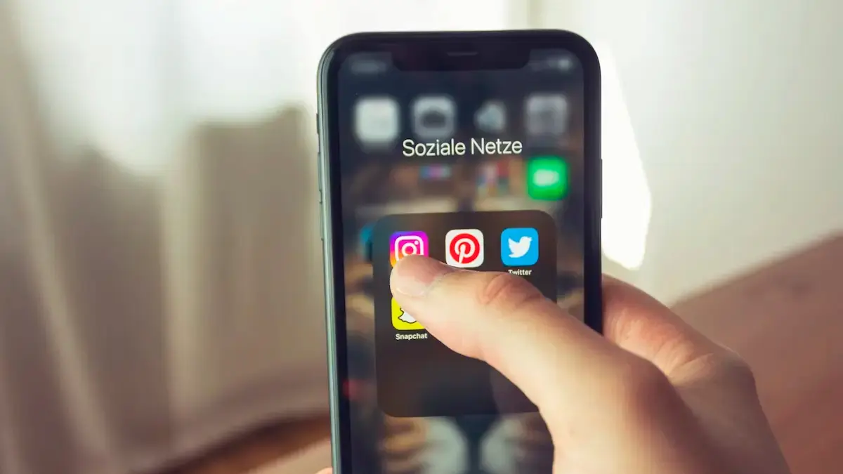 How to delete account in Twitter on smartphone app