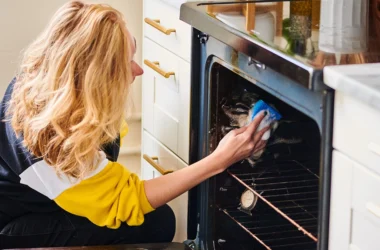 How to clean oven using natural methods