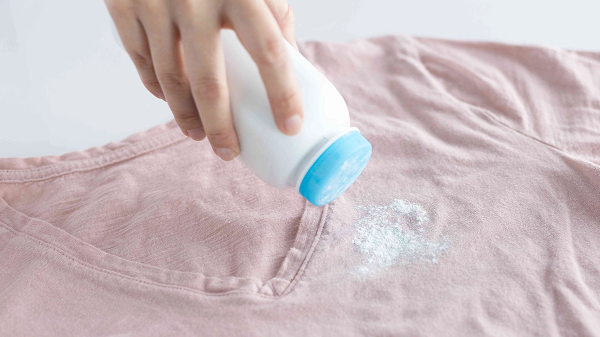 How to get rid of an oil stain using chalk