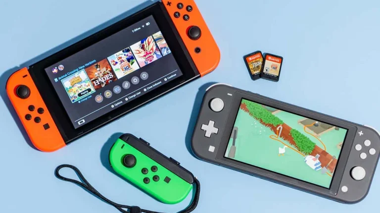 Дві ігрові консолі Nintendo Switch та Nintendo Switch Lite