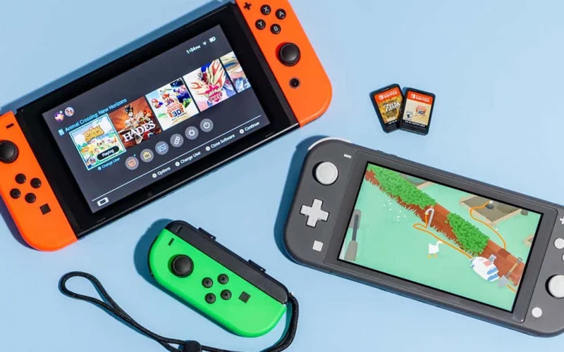 Дві ігрові консолі Nintendo Switch та Nintendo Switch Lite