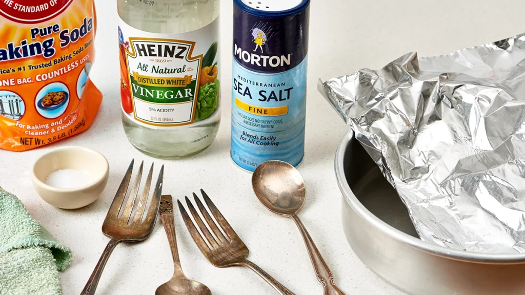 How to clean silverware with vinegar and baking soda